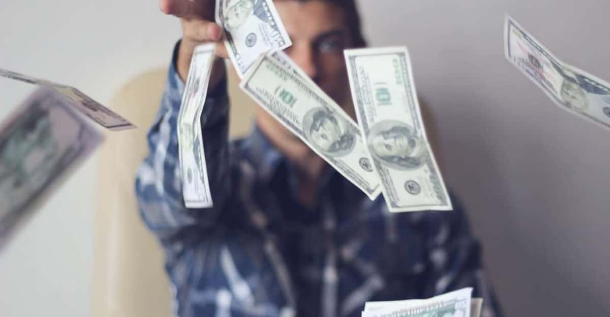 People Share The One Telltale Sign That Screams 'I'm Horrible With Money'