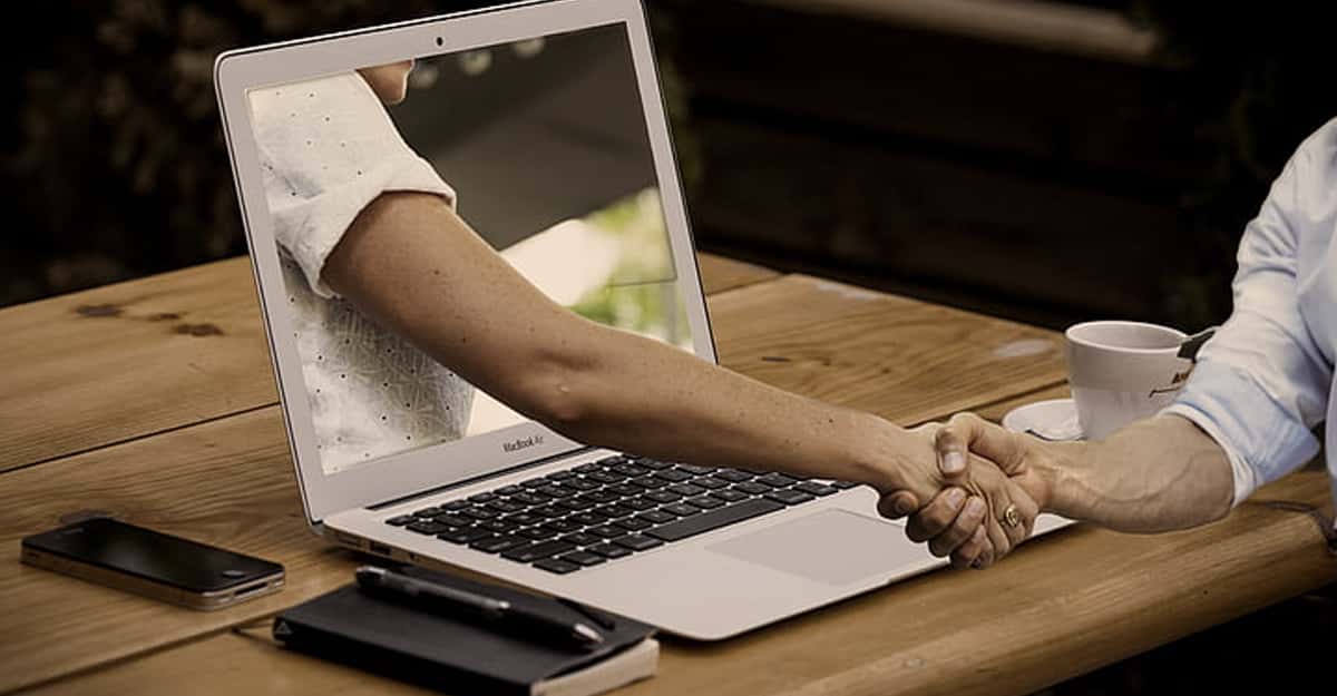 People Who Met Their Friend Online Share What Instantly Made Them Regret It