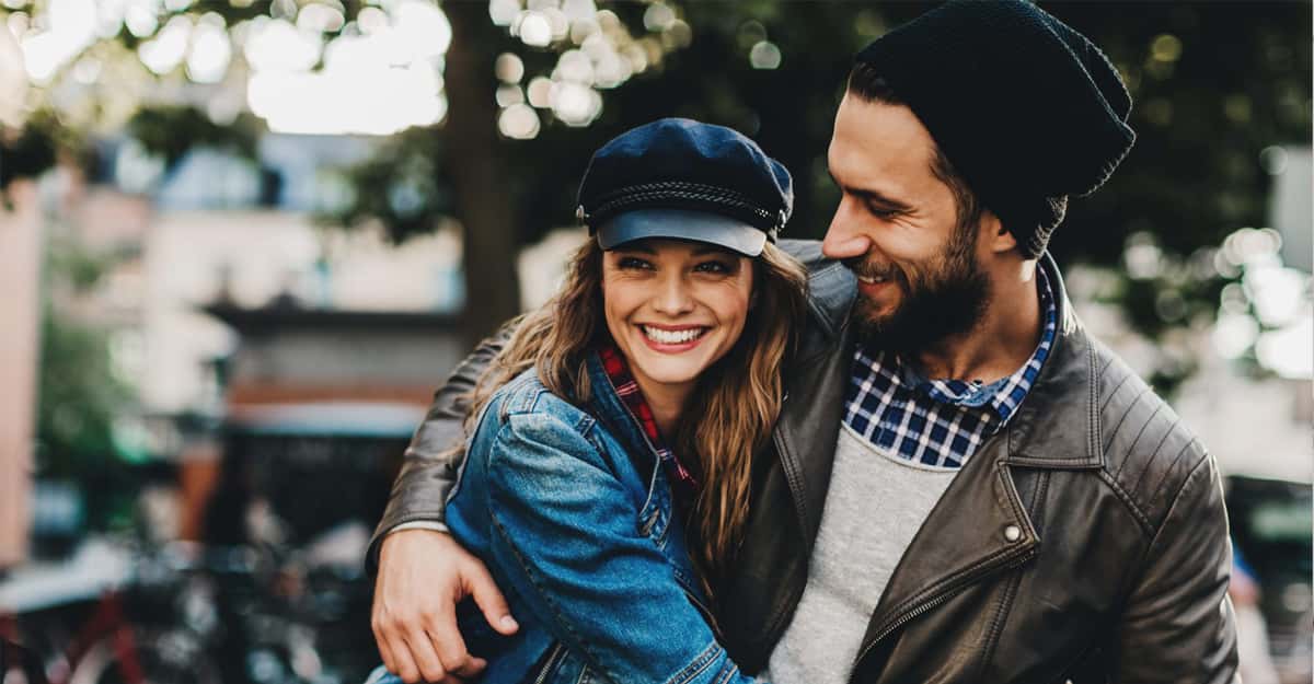 5 Body Language Cues To Look Out For During A Date