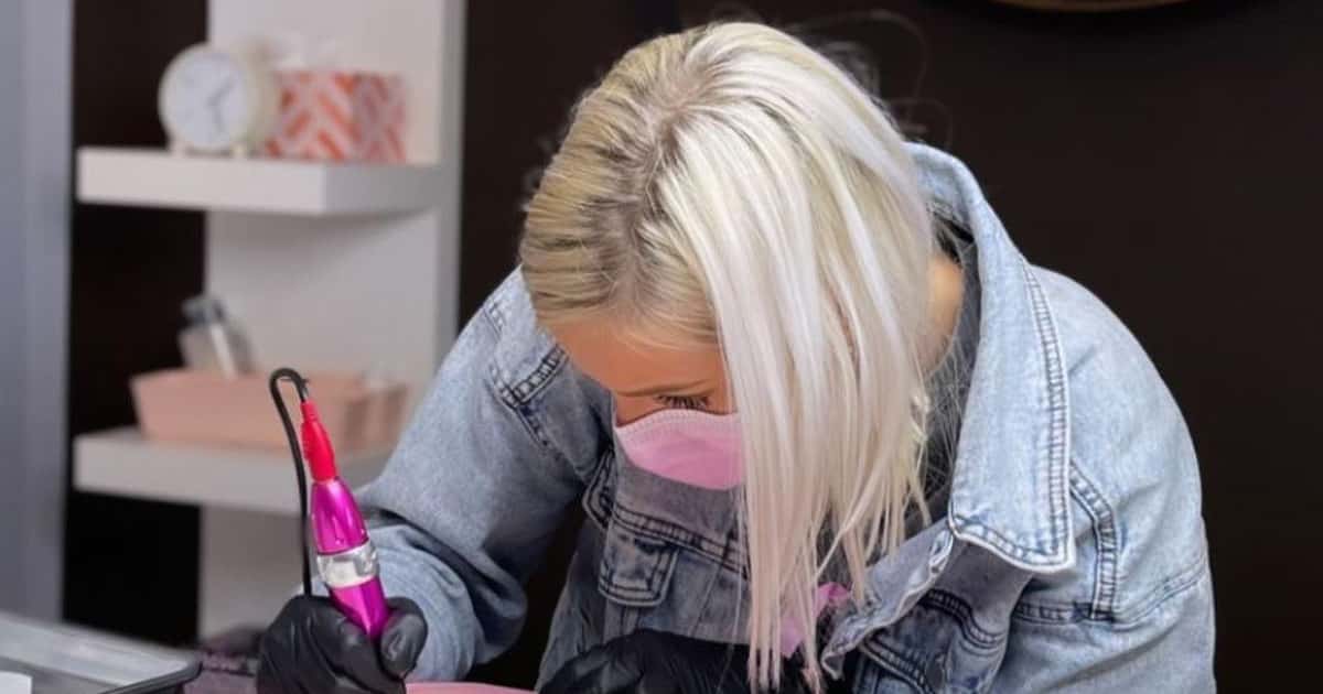 How This 25-Year-Old Makes $7,000 A Month From Her Side Hustle