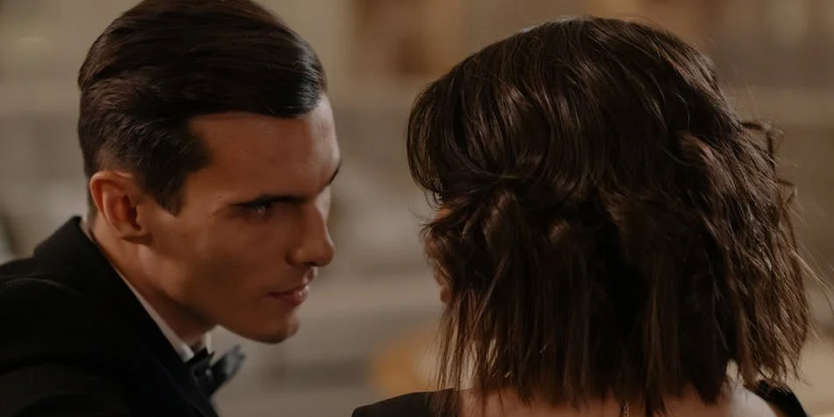 "Check Please": These Waiters Witnessed Disastrous Dates, Fights, And Breakups